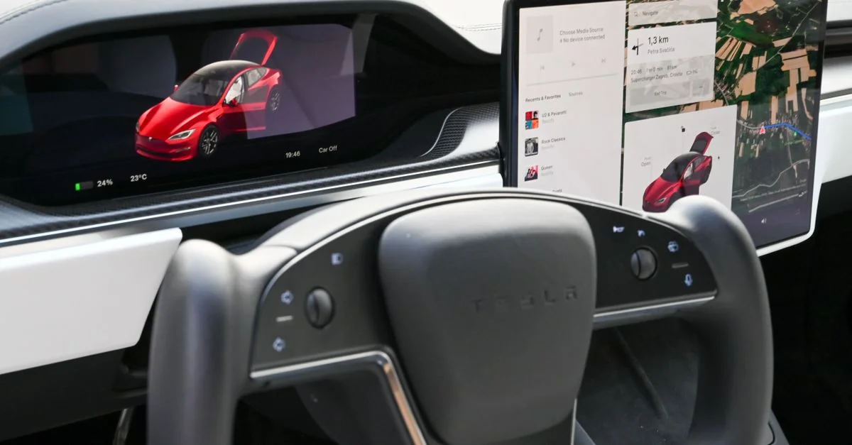 Découvrez l'intérieur élégant d'une voiture électrique moderne avec écrans tactiles avancés et conception de volant innovante.