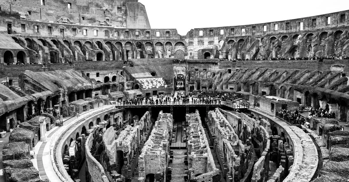 Une photo saisissante en noir et blanc dévoilant l'intérieur du Colisée, monument historique de Rome.