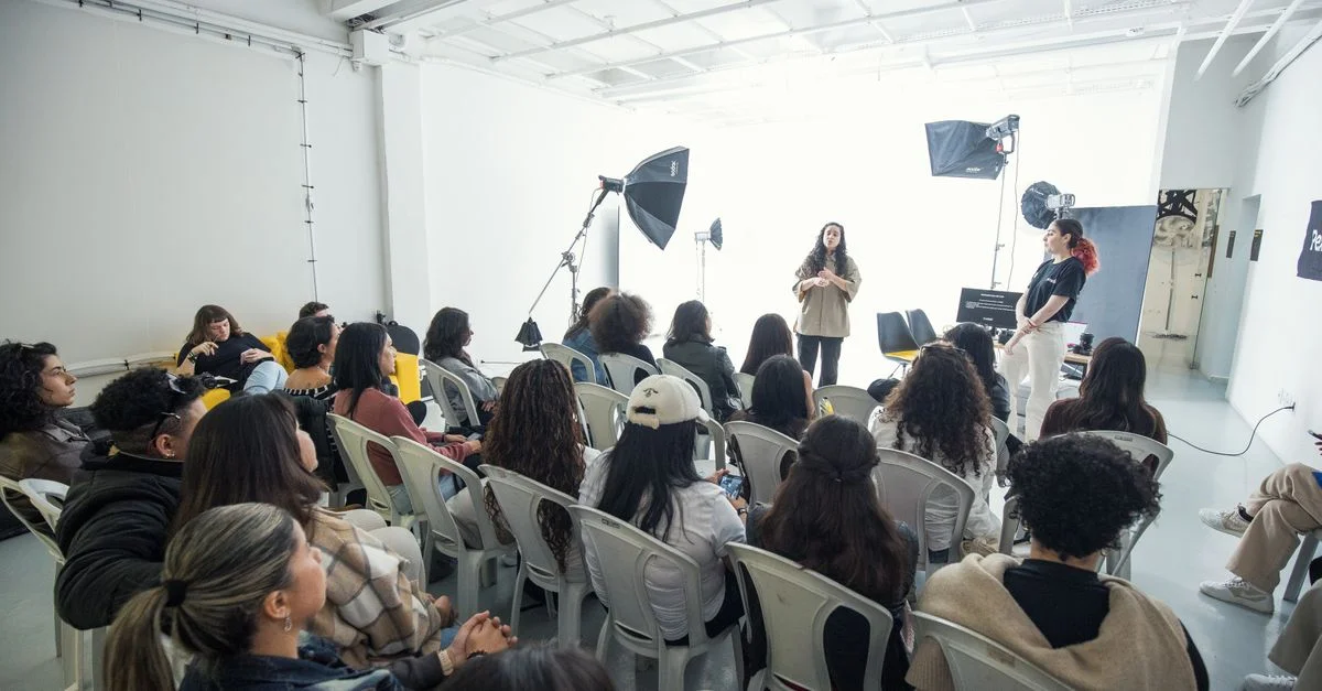 Atelier de groupe captivant dans un studio de photographie lumineux avec des participants diversifiés.